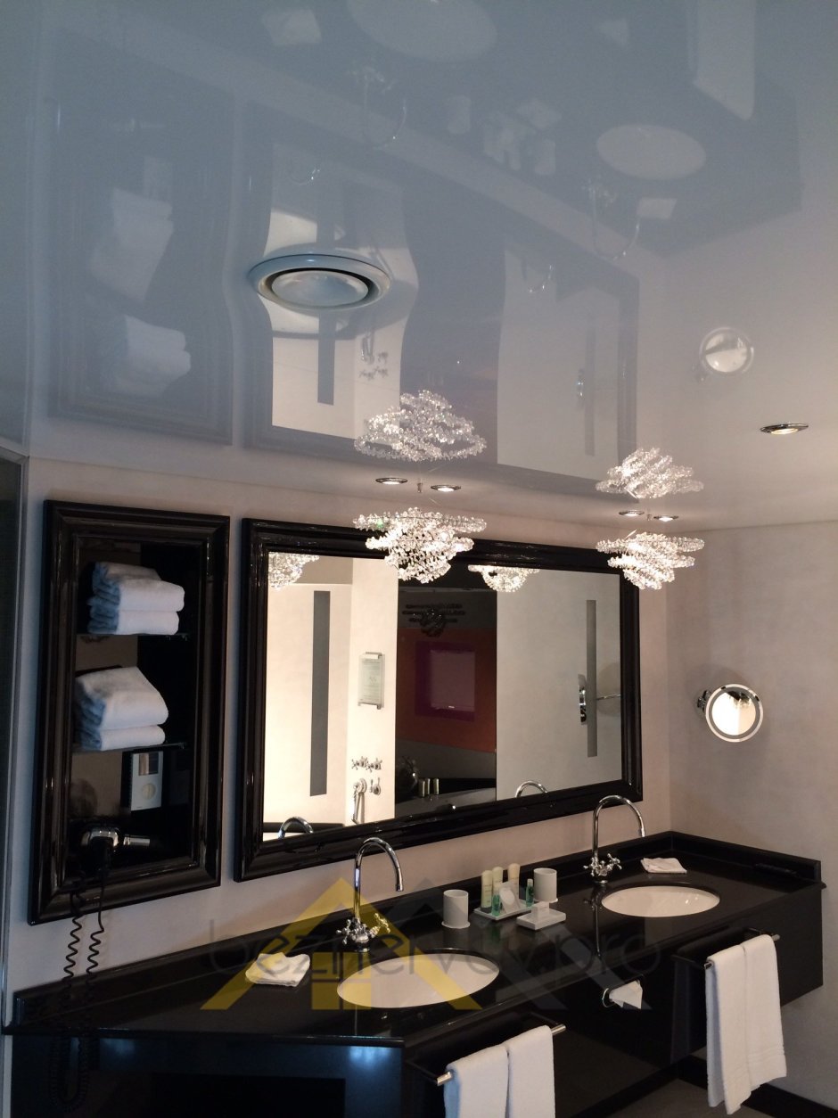 Глянцевый потолок в ванную