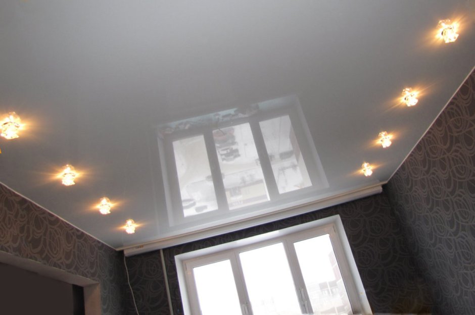Натяжные потолки глянцевые с лампочками