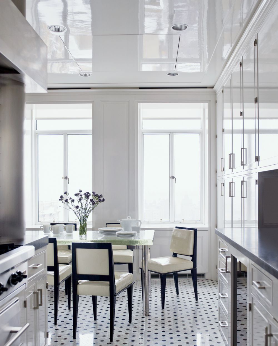 Глянцевый потолок на кухне