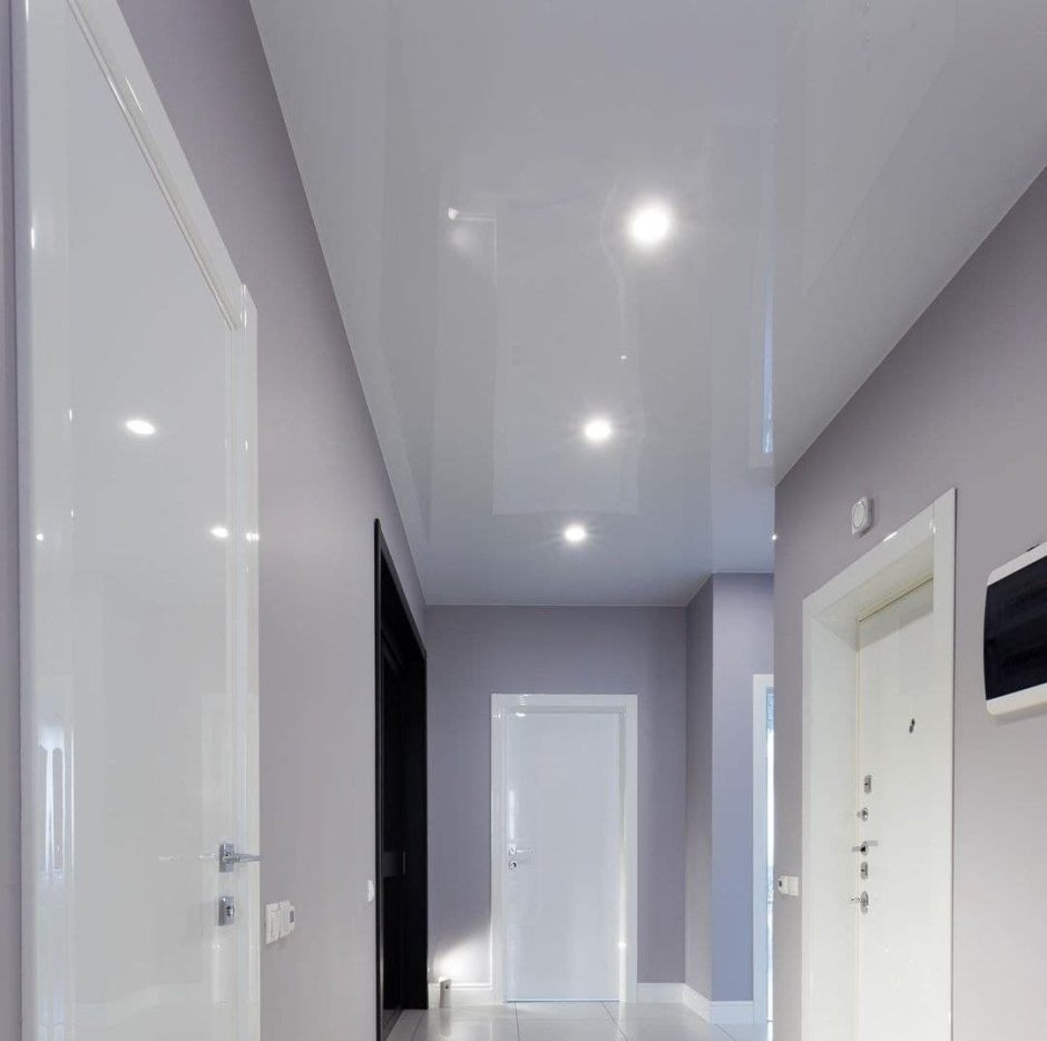 Глянцевый натяжной потолок в коридоре