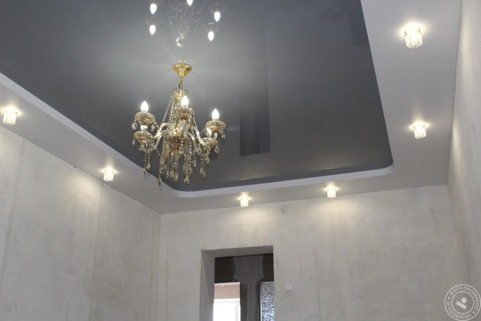 Двухуровневый потолок серый с белым
