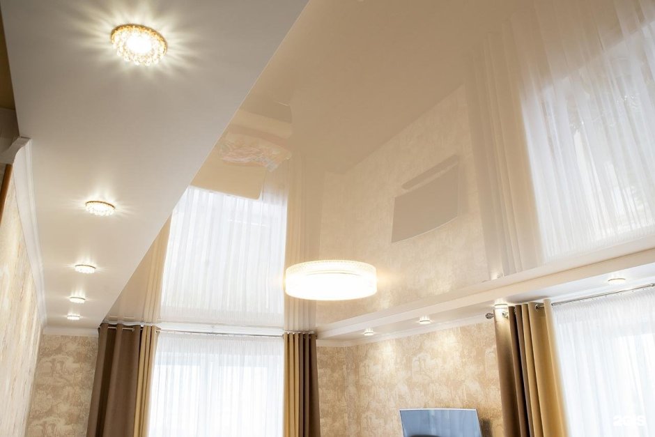 Бежевый глянцевый натяжной потолок