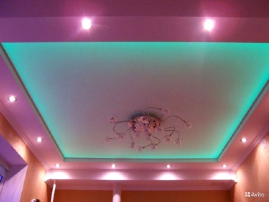 Двухуровневый натяжной потолок со светодиодными полосами