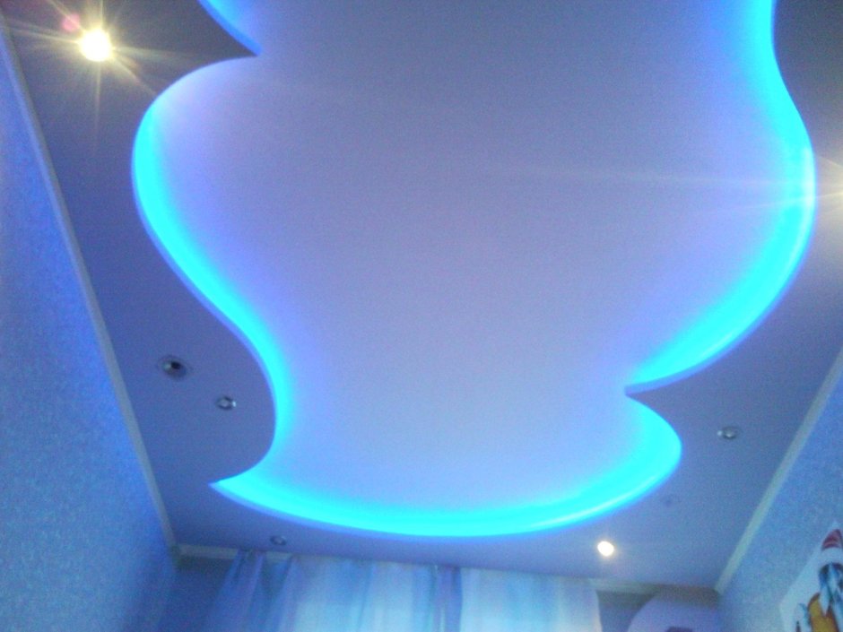 Фигурные гипсокартонные потолки с подсветкой