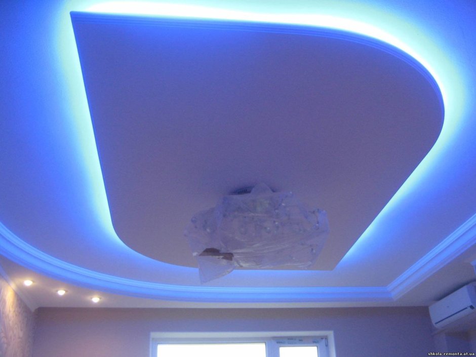 Трехуровневый потолок из гипсокартона с подсветкой