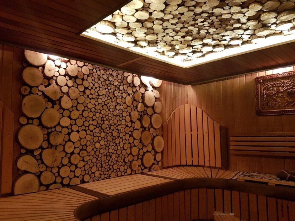 Потолок в бане из спилов дерева