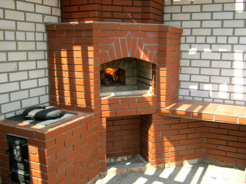 Угловой кирпичный мангальный комплекс