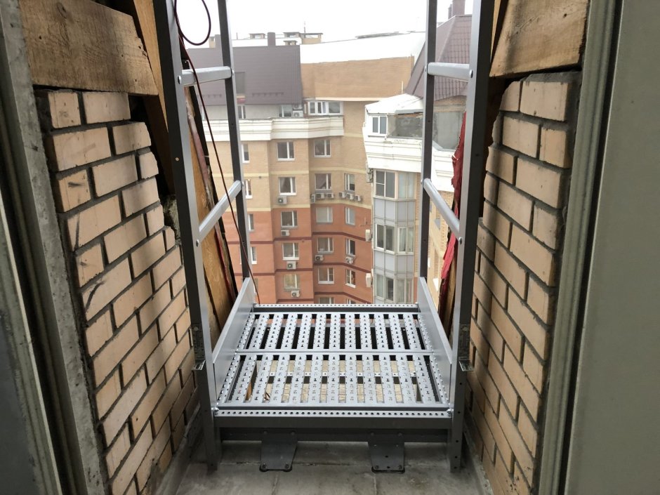 Складная лестница на балкон пожарная