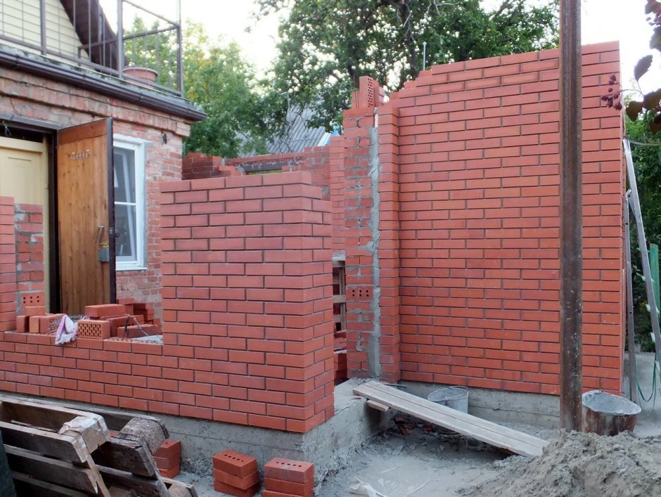 Пристрой из красного кирпича