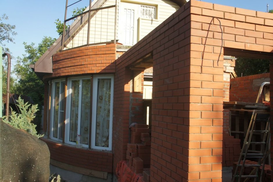 Пристройка к дому из кирпича