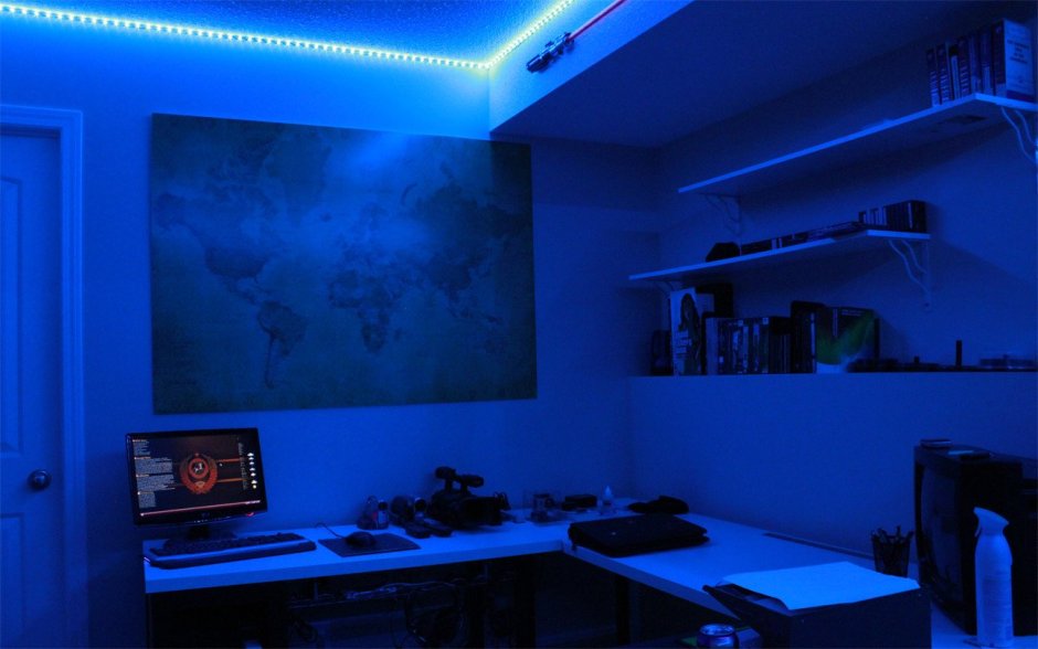 Комната с синей подсветкой