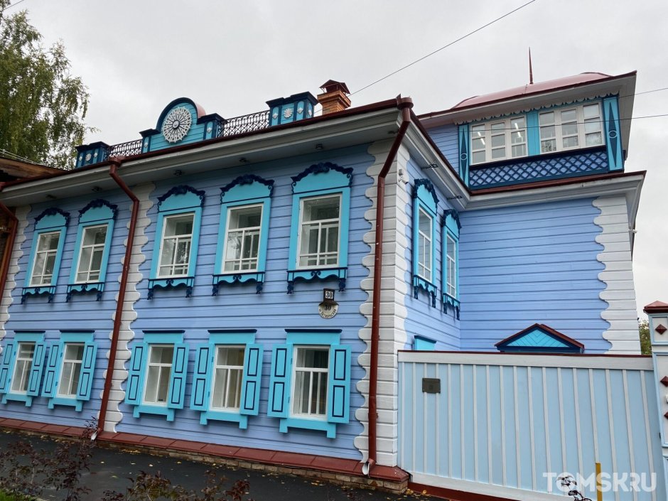 Низкий дом с голубыми ставнями Главная мысль