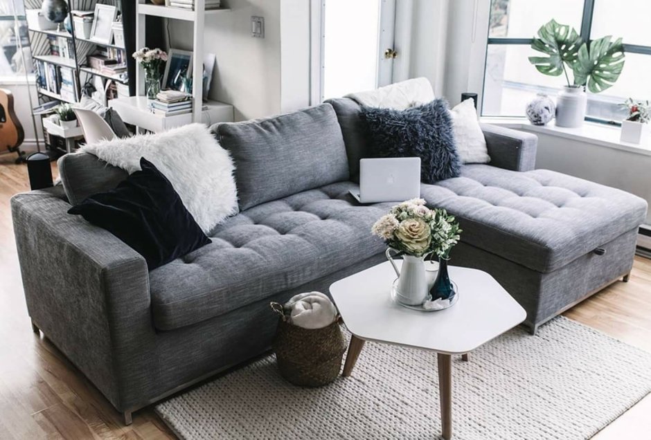 Серый велюровый диван