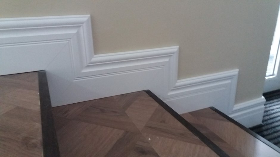 Плинтус для лестницы из полиуретана