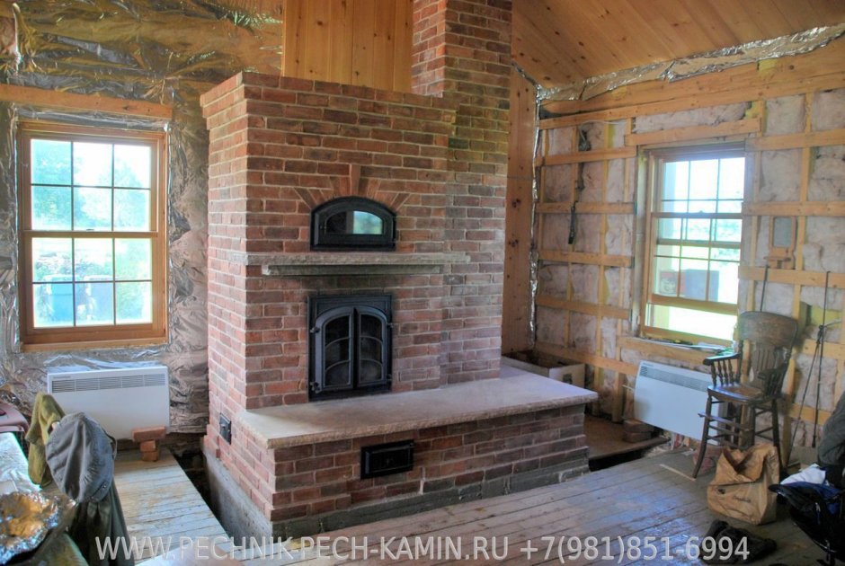 Кирпичная печь в деревянном доме