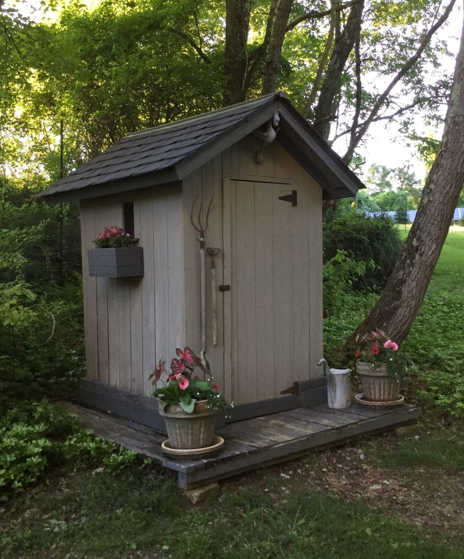 Стильный уличный туалет