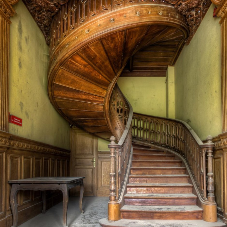 Красивая Старая лестница