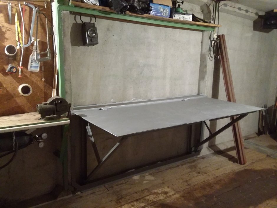 Откидной стол в гараже