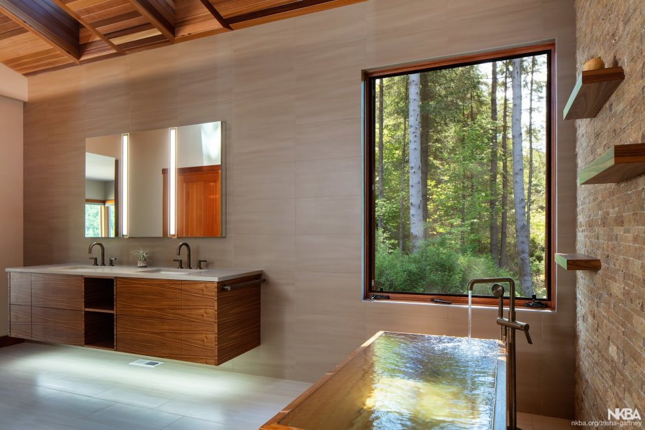 Ванная с окном с элементами дерева