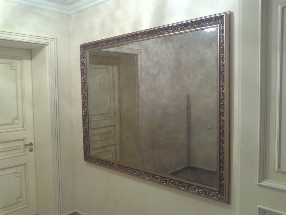 Зеркало состаренное интерьере в багете