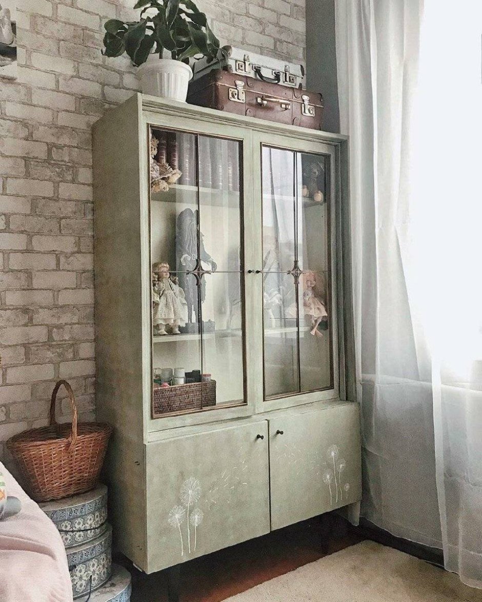 Старый сервант в современном интерьере