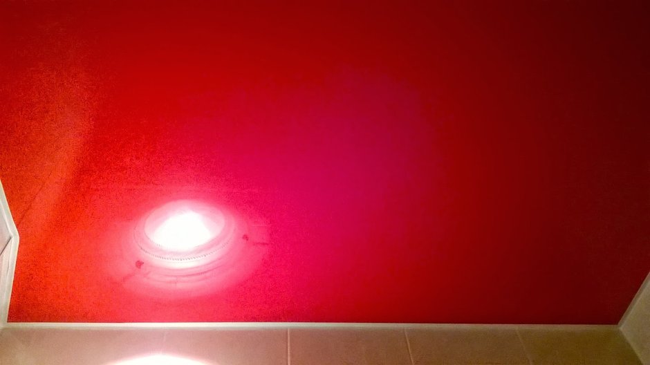 Натяжные потолки красный свет