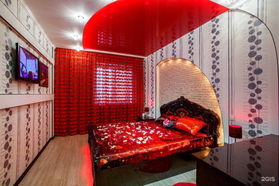 Интерьер комнаты с красным потолком