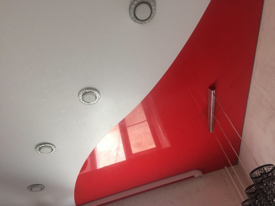 Красный матовый потолок