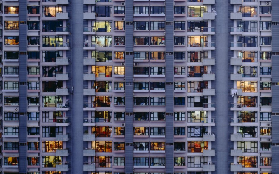 Окна домов многоэтажек
