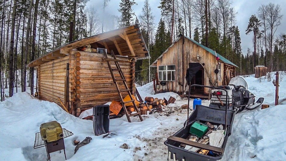 Рыбацкая изба в тайге
