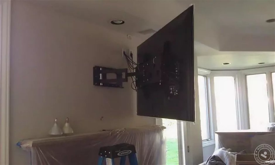 Телевизор на кронштейне в интерьере кухни