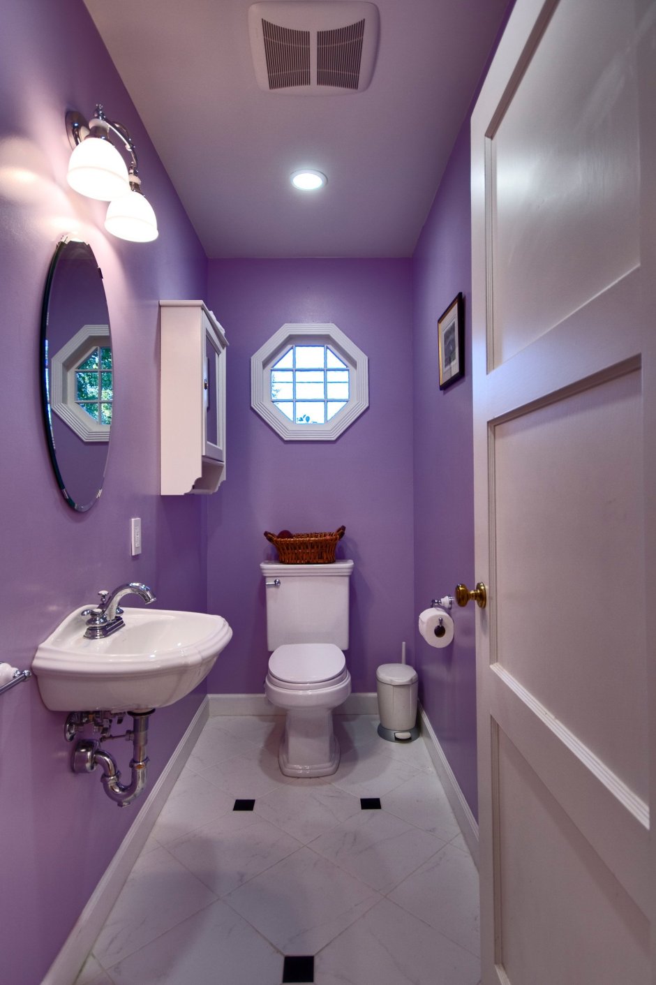 Фиолетовая туалетная комната