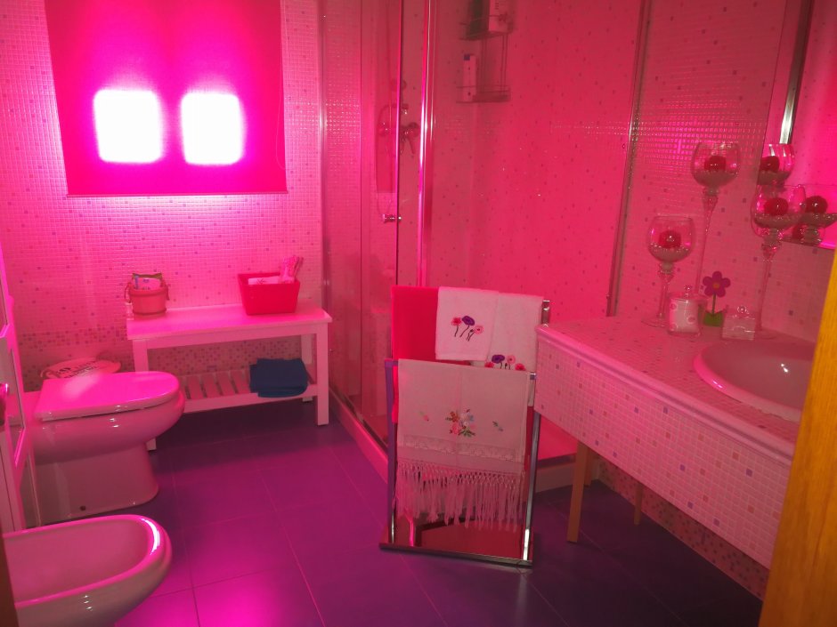 Неоново розовая ванная комната