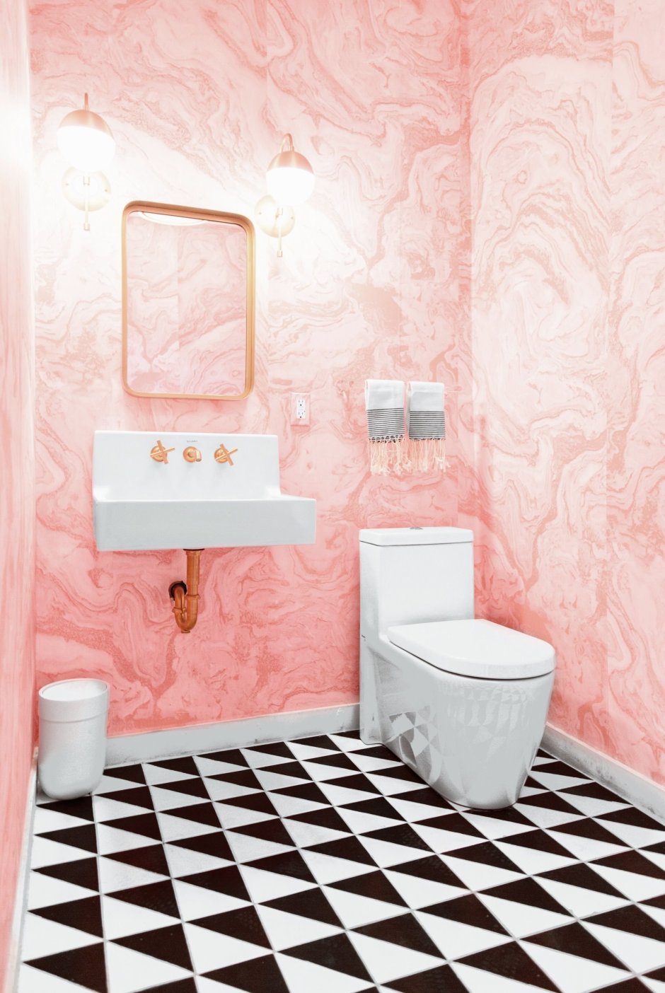 Розовая туалетная комната