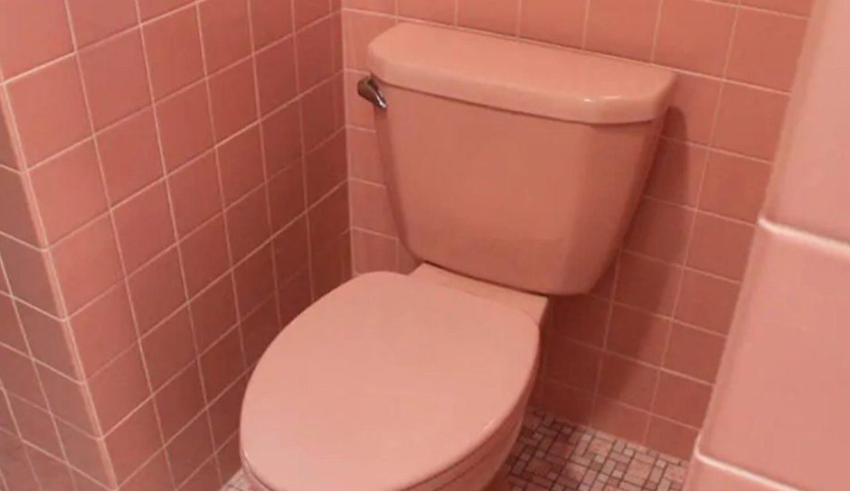 Туалет с розовым унитазом