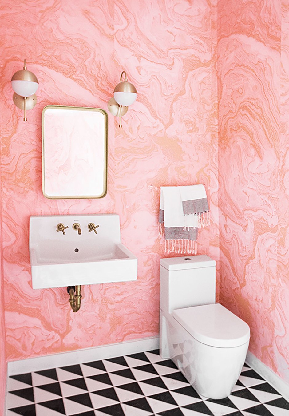 Мраморная ванная комната розовая