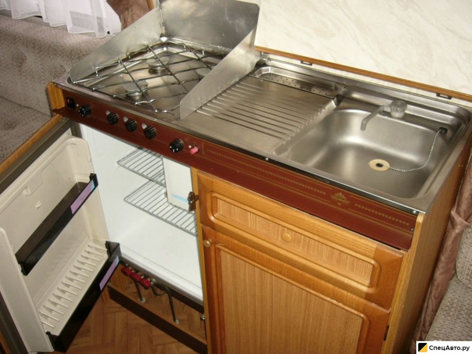 Кухонный блок с мойкой и плитой