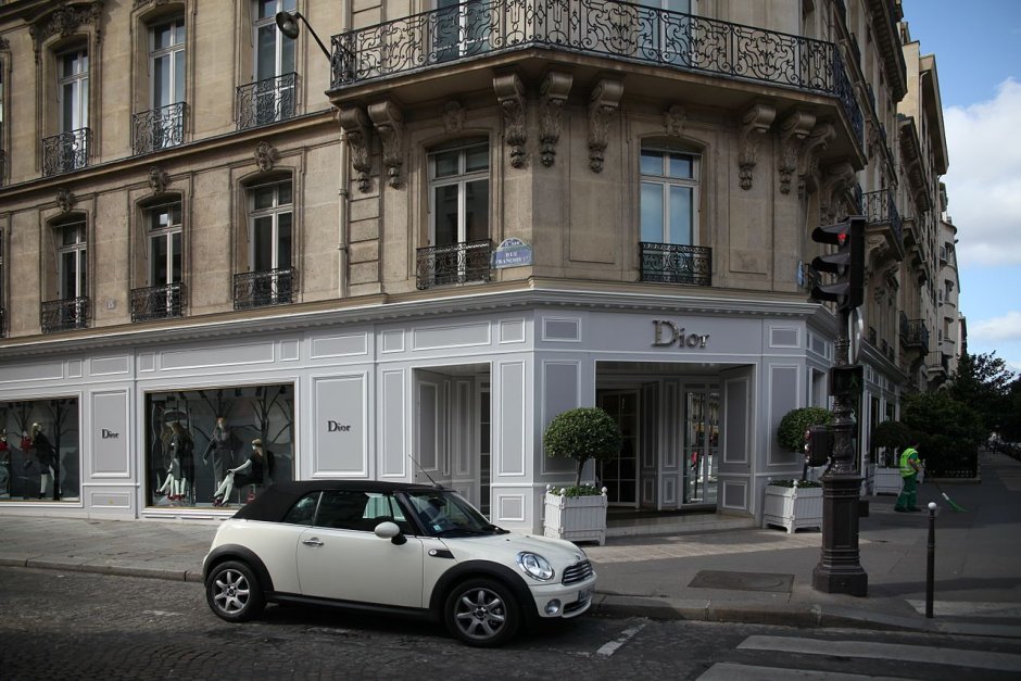 Кристиан диор открыл в Париже модный дом