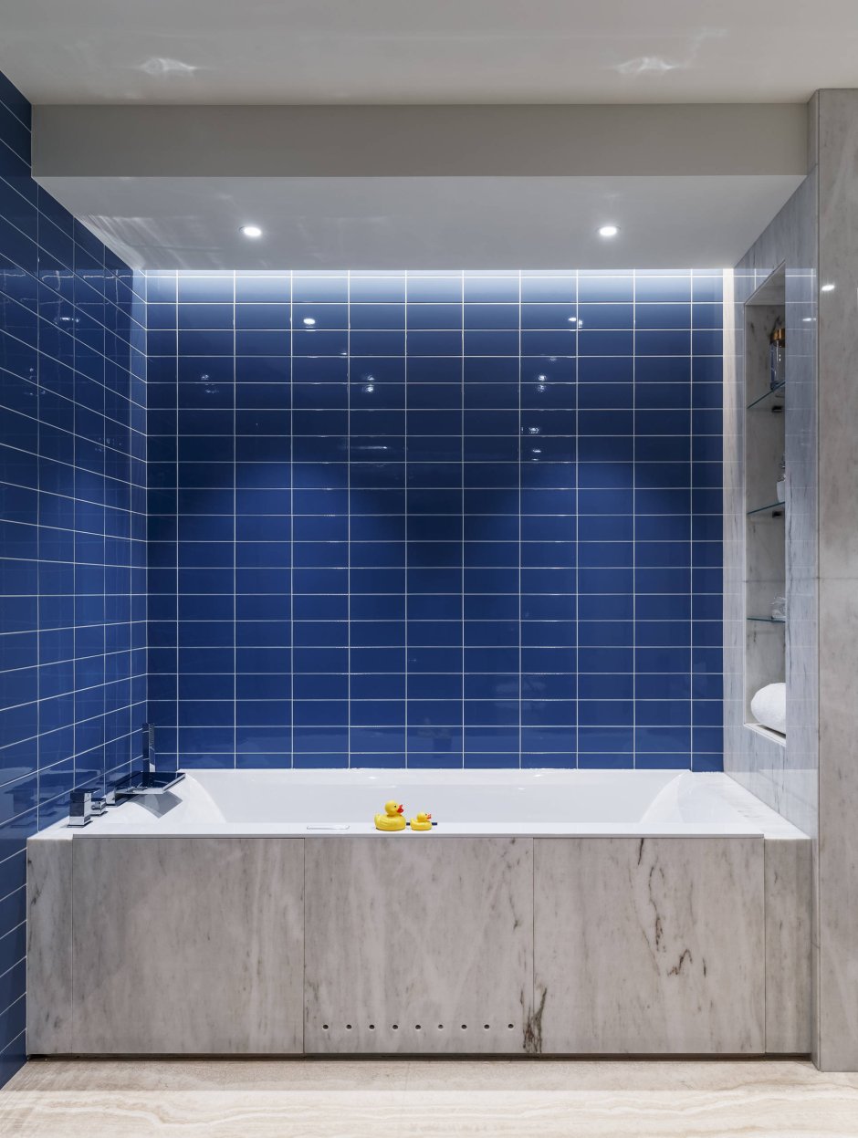 Темно синяя плитка в ванной