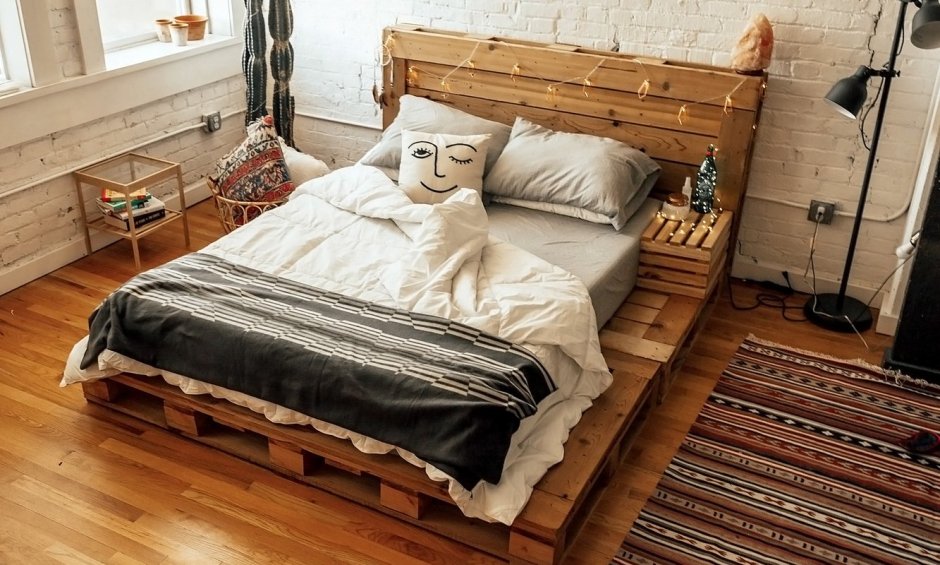Кровать из паллетов в стиле лофт