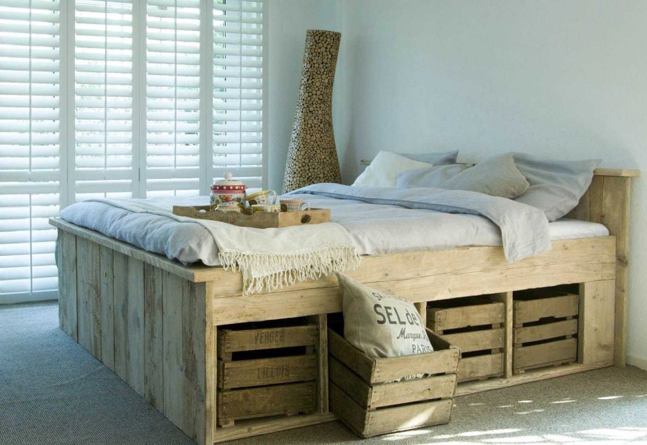Кровать из деревянных поддонов
