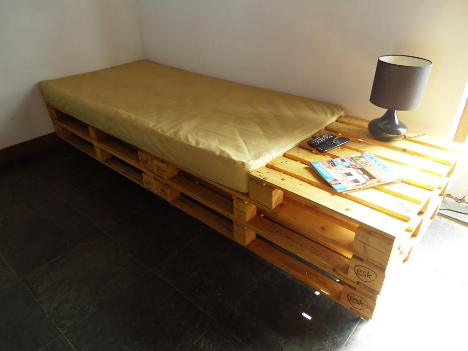 Одноместная кровать из паллет