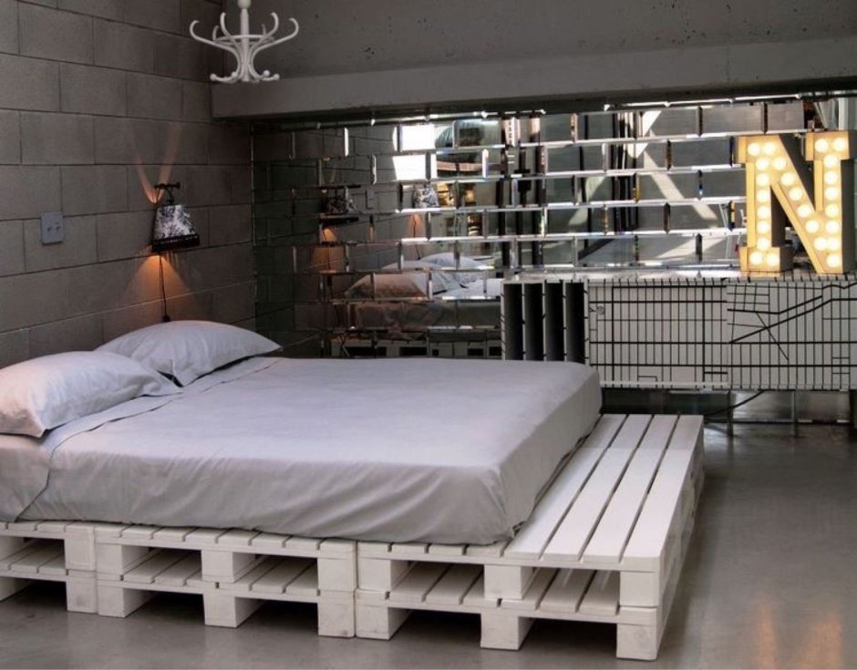Кровать из европоддонов в стиле Loft
