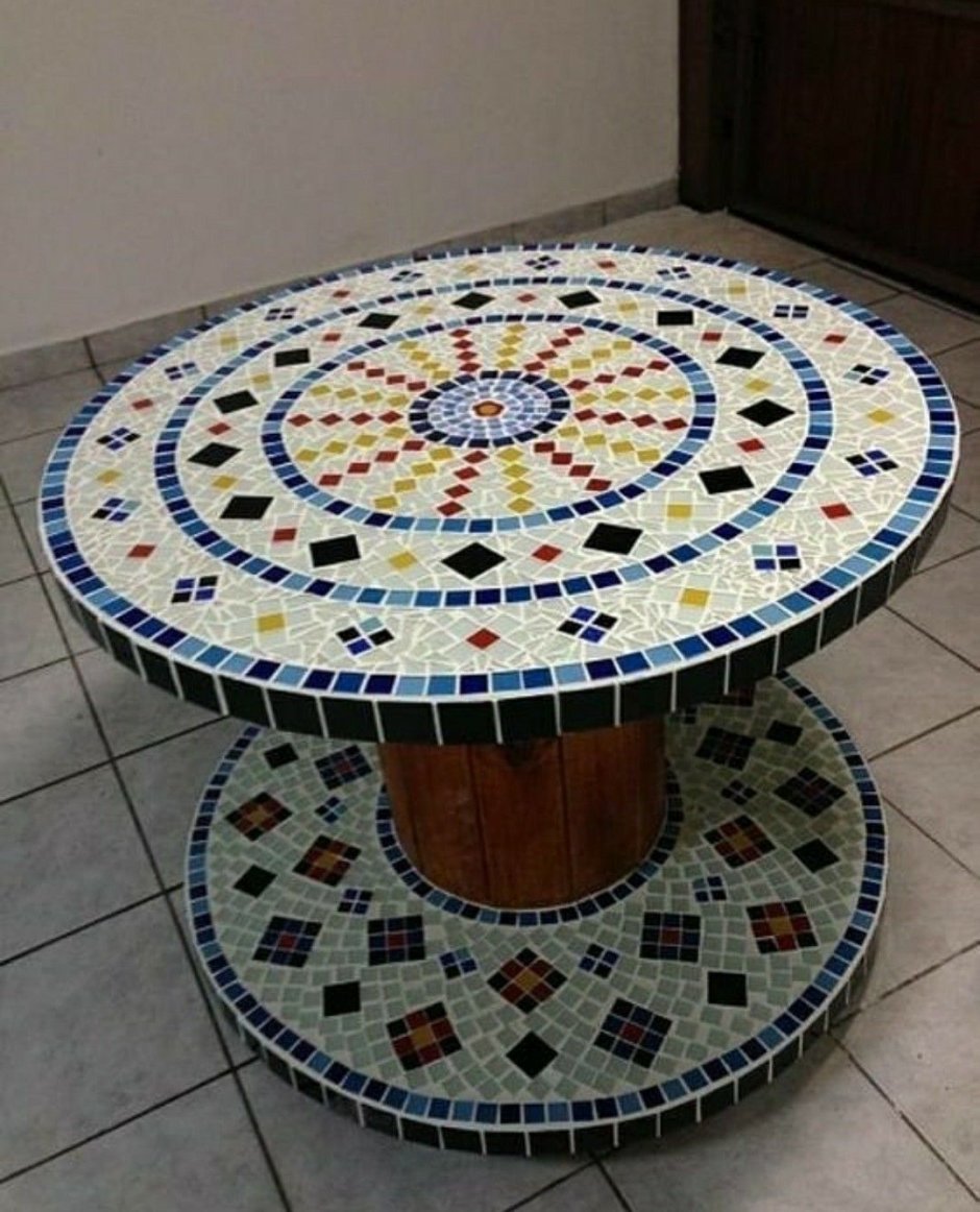 Стол из плитки мозаики