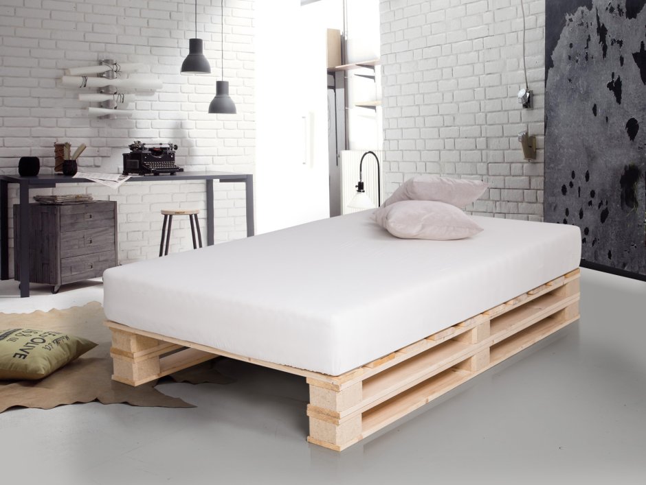 Кровать из европаллетов в лофт стиле