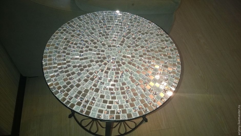 Стол с зеркальной мозаикой