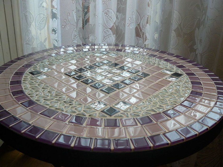 Стол отделанный мозаикой