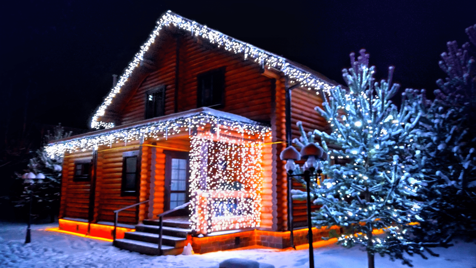 Дом с подсветкой зимой