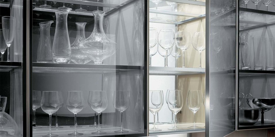 Кухня с прозрачными шкафами