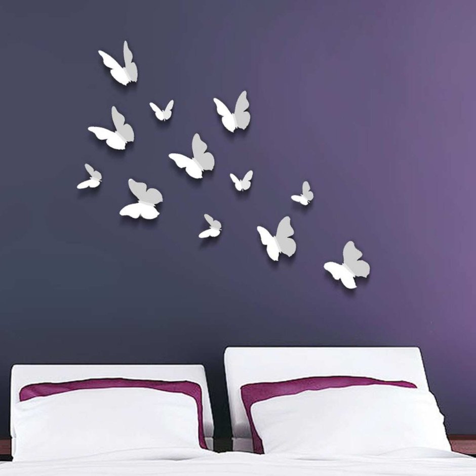 Бабочки на стене над кроватью